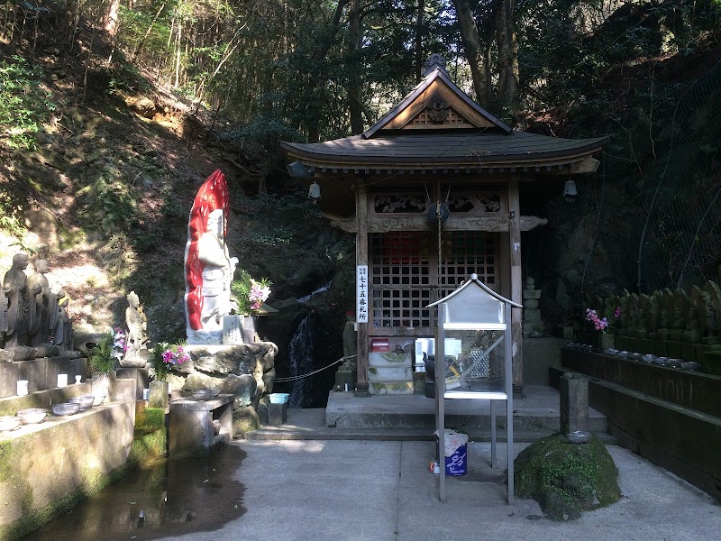 紅葉ヶ滝薬師堂